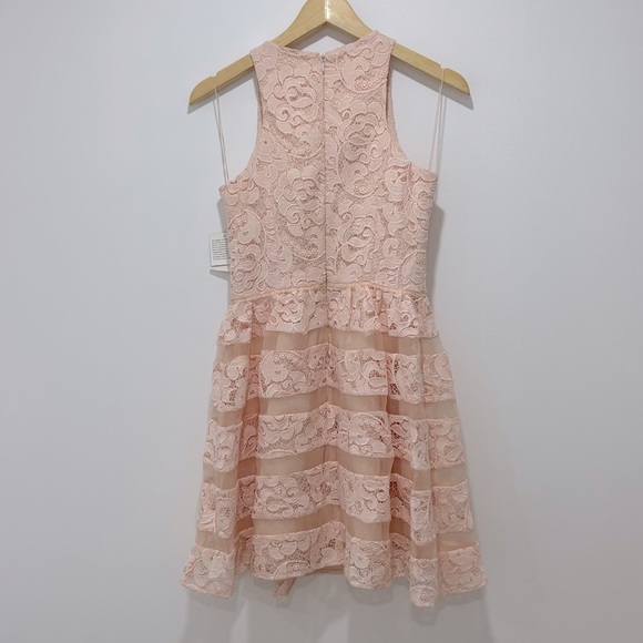 Sweet and flattering dress size 0 - Picture 3 of 3